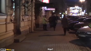 Русскую девушку трахают в лифте за деньги