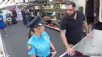 Грудастая женщина из полиции любит секс