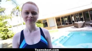 Секс с черным тренером рядом с бассейном