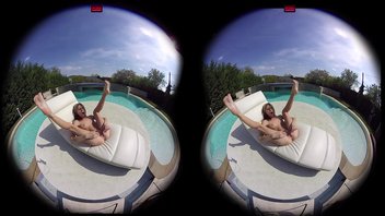 Сольная игра с "киской" на свежем воздухе у открытого бассейна Джина Герсон (Gina Gerson). 