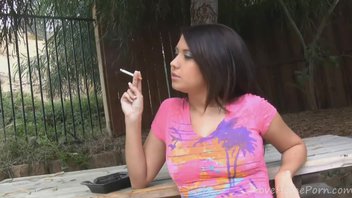 Милая девушка курит