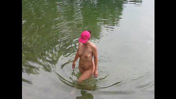 Жена купается в озере