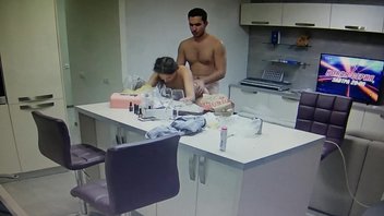 На скрытую камеру снимает секс с брюнеткой на кухне на столе