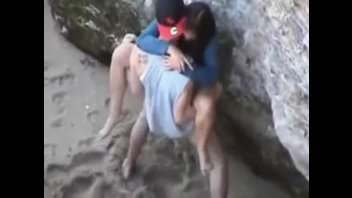 Молодая пара трахается на пляже