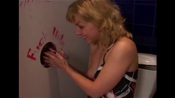 Русская порнушка в туалете клуба втроем с блондинкой 