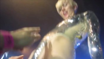 Позволяет поклонникам трогать её киску, сисески и попочку во время шоу, Майли Сайрус (Miley Cyrus)