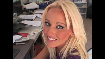 Порно видео горячая блондинка сосет в офисе