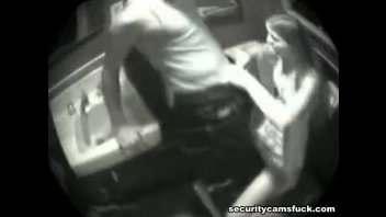 Секс в туалете ночного клуба на скрытую камеру с подружкой