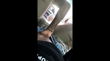 Друг мастурбирует мне в машине