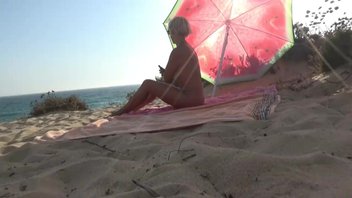 Минет и ебля на нудистском пляже, зрелая блондинка и 5 мужиков