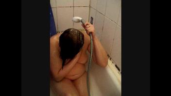 Жена принимает ванну 