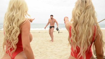 Две блондинки поймали на пляже мужчину и решили ему отдаться