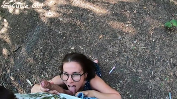 Русская девушка в очках заманила в лес  своей попой и соснула
