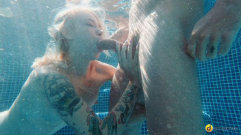 Сексуальная блондиночка трахается со своим мужиком прямо в бассейне и бурно кончает