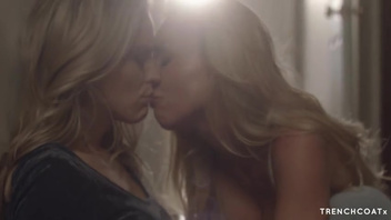 Блондинка утешает свою подругу горячим сексом прямо в коридоре