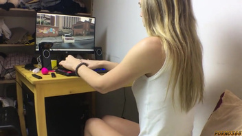 Русская чикса балует парня сексом до компьютерных игр и после