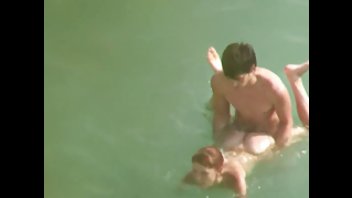 Чувак снимает без палева как молодой парень трахает свою подругу в воде
