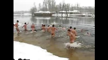 Зимнее купание нагишом в озере
