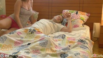 Русская девушка с хорошими сиськами хочет секса с парнем в постели