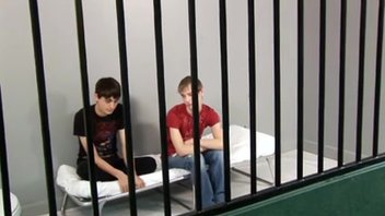 Два молодых парня в тюрьме