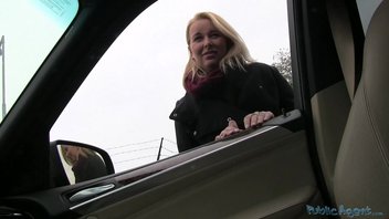 Блондинка согласилась прокатиться с незнакомцем и трахнуться с ним в автомобиле
