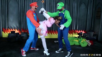 Ролевой трах: два мужика в костюмах супер Марио жарят принцессу