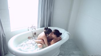 Две лесбиянки напустили ванную и отлично провели время