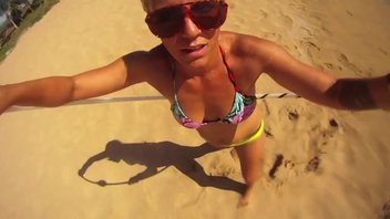 Девушки на пляже крутят хулахуп с камерой GoPro. Часть 2