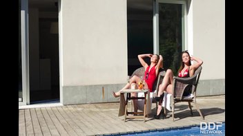 Эвелина Дарлинг (Evelina Darling) и Стэйси Снэйк (Stacy Snake) на площади бассейна ебутся с парнем