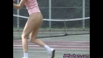 Игра в большой теннис с голой теннисисткой брюнеткой