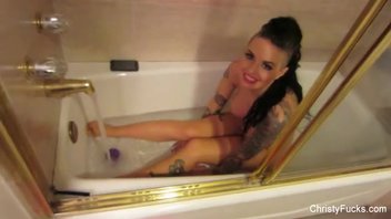 Кристи Мак на съёмках порно упается в ванной